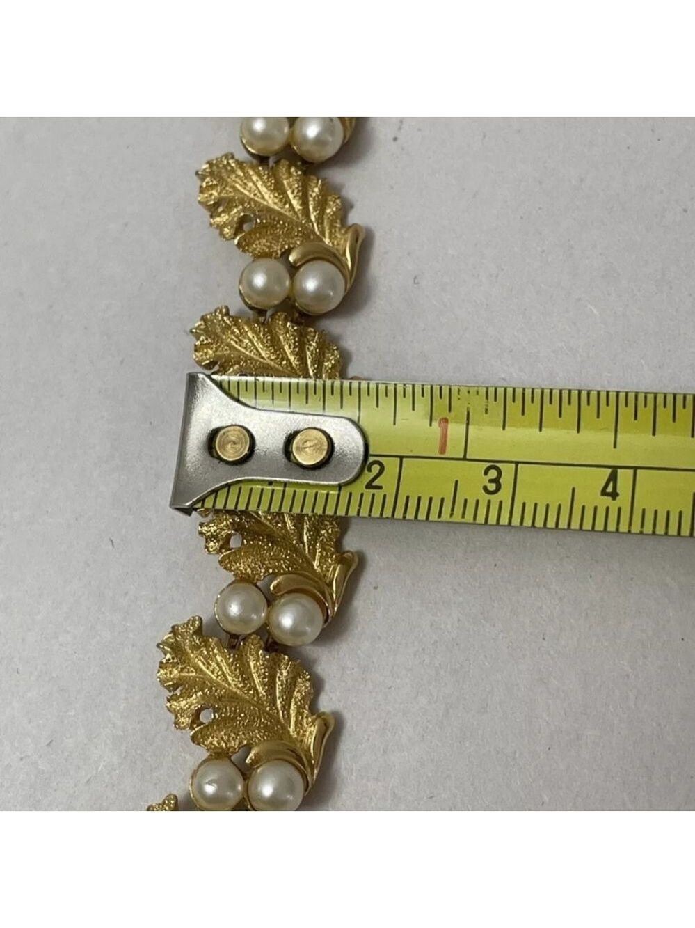 TRIFARI BRUSH GOLD LEAF & PEARL LINK BRACELET VTG - Picture 8 of 8